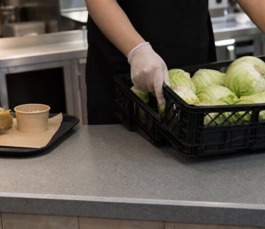 Taco Bell pulls lettuce tied to cyclosporiasis outbreak as health scare spreads across restaurant stocks